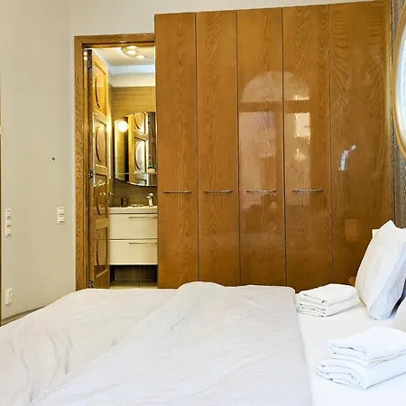 Downtown Designer Apt W Private Spa, Cinema, Balcony, Prime District V