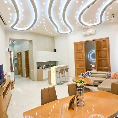 Downtown Designer Apt W Private Spa, Cinema, Balcony, Prime District V Apartment