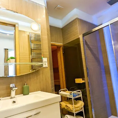 Downtown Designer Apt W Private Spa, Cinema, Balcony, Prime District V Apartment
