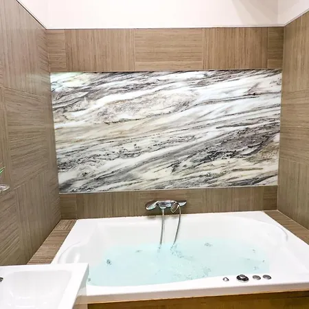 Apartment Downtown Designer Apt W Private Spa, Cinema, Balcony, Prime District V