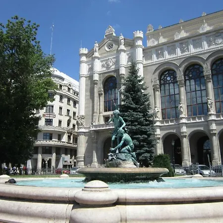 Downtown Designer Apt W Private Spa, Cinema, Balcony, Prime District V * Budapest