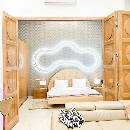 Apartment Downtown Designer Apt W Private Spa, Cinema, Balcony, Prime District V