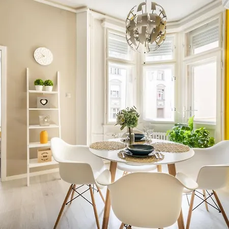 Bpr Lavish In Downtown Apartment *