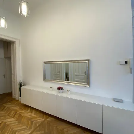 Karolina's Nyugati Apartment