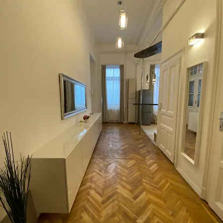 Karolina's Nyugati
