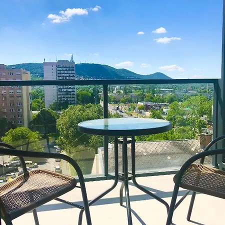 Sweet , 30sqm Studio, Free Private Parking, Mountain View, Balcony, 20 Min From Downtown * Boedapest