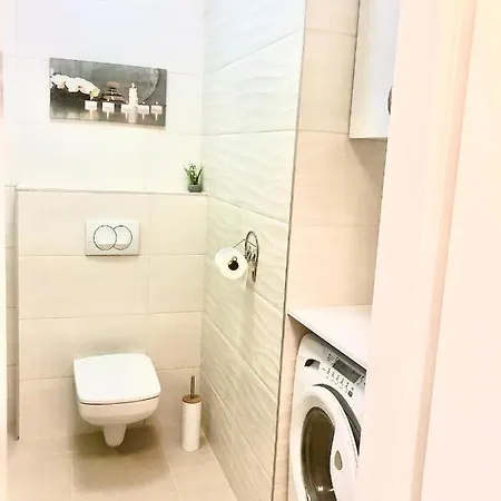 Sweet , 30sqm Studio, Free Private Parking, Mountain View, Balcony, 20 Min From Downtown Apartment Budapest