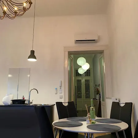 Stylish By The Vigszinhaz Theater Apartment Budapest