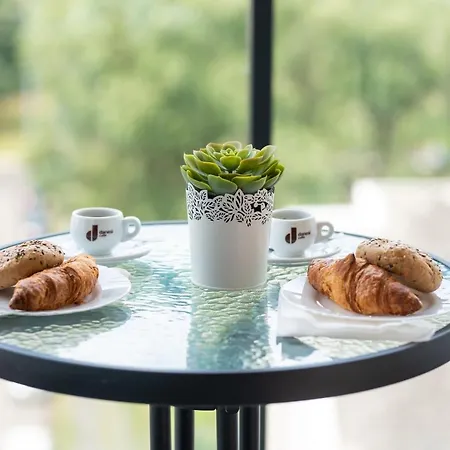 Sweet , 30sqm Studio, Free Private Parking, Mountain View, Balcony, 20 Min From Downtown * Boedapest