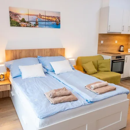 Apartment Sweet , 30sqm Studio, Free Private Parking, Mountain View, Balcony, 20 Min From Downtown