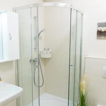 Sweet , 30sqm Studio, Free Private Parking, Mountain View, Balcony, 20 Min From Downtown * Boedapest