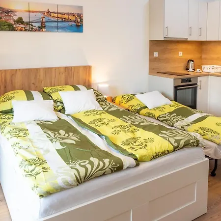 Apartment Sweet , 30sqm Studio, Free Private Parking, Mountain View, Balcony, 20 Min From Downtown Budapest