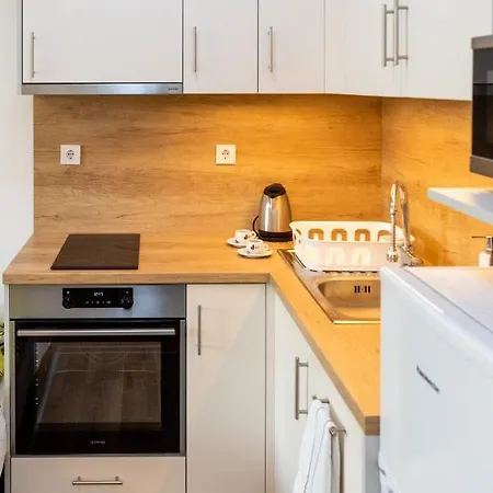 Apartment Sweet , 30sqm Studio, Free Private Parking, Mountain View, Balcony, 20 Min From Downtown