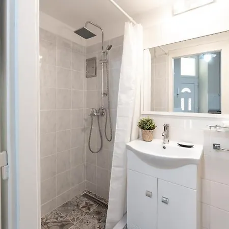 Downtown Greenie Apartment