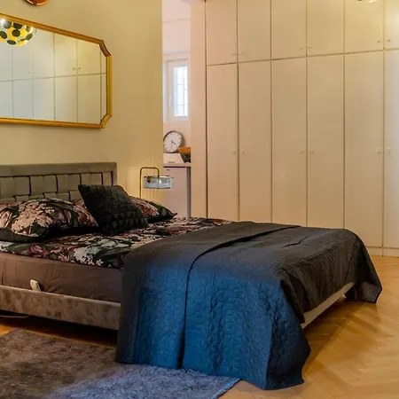 Astoria Deluxe Apartment
