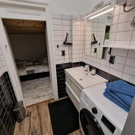 Point Apartment *