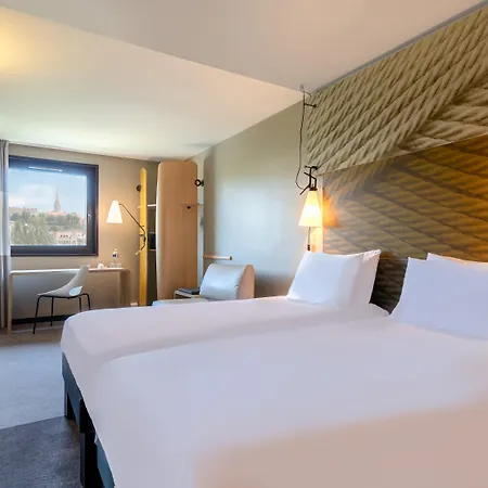 Ibis Castle Hill 3*