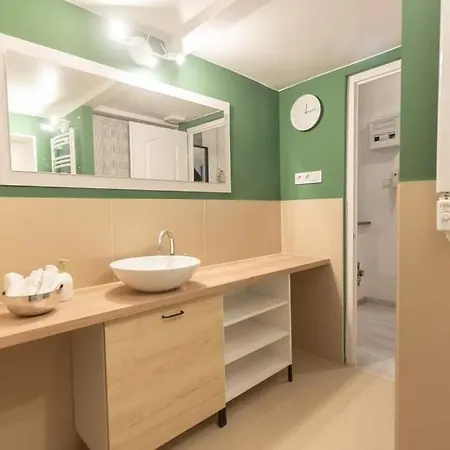 Gozsdu Apartment *