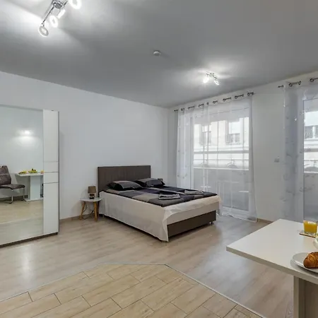 Leonardo Ground Apartment *