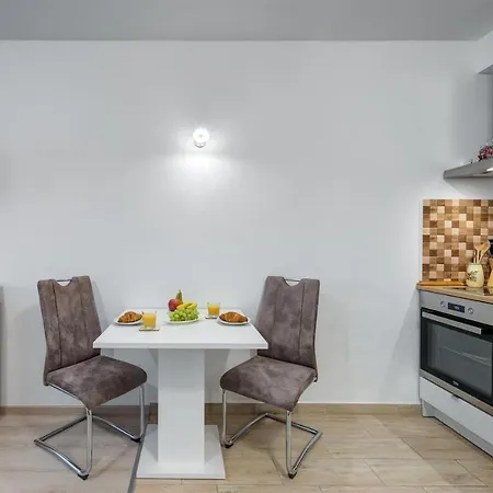Leonardo Ground Apartment