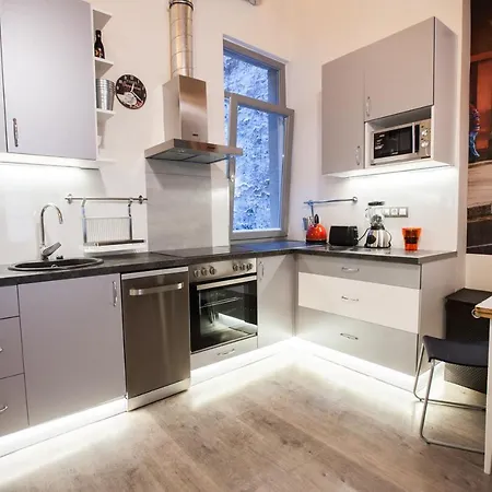 N42 By Small Apartment *