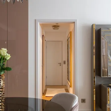 Emerald Luxury Downtown With Free Sauna & Gym *