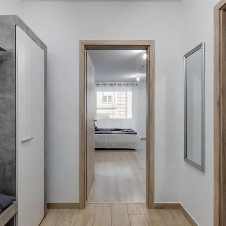 Leonardo Ground Apartment