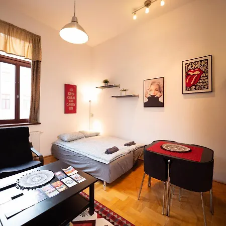 Cozy With Garage At Gozsdu Passage