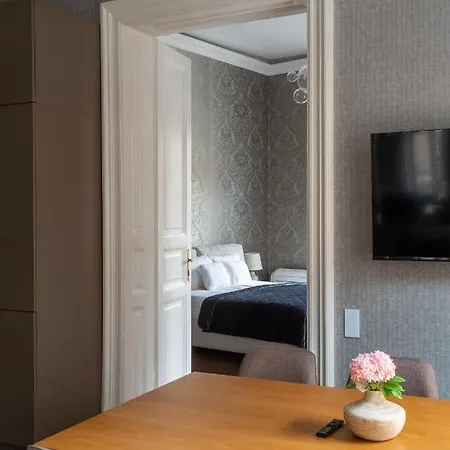 Luxury With Balcony Next To The New York Cafe דירה