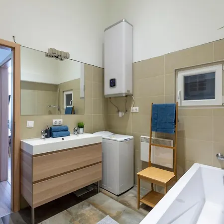 Deluxe Downtown By Elisabeth Apartment *