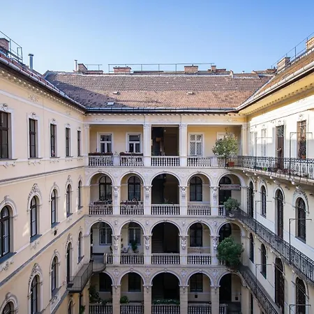 Next To The Synagogue Apartment *