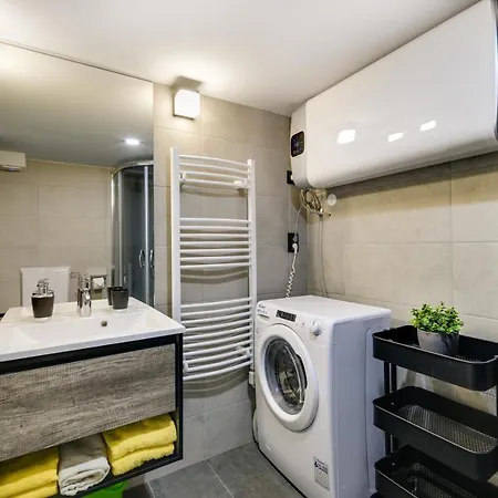 Luxury In The Center With Parking Apartment *