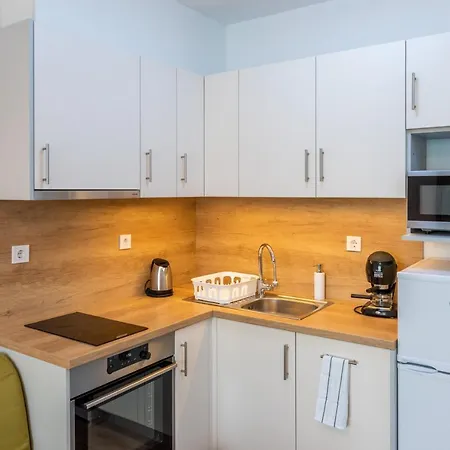 Sweet , 30sqm Studio, Free Private Parking, Mountain View, Balcony, 20 Min From Downtown Budapest
