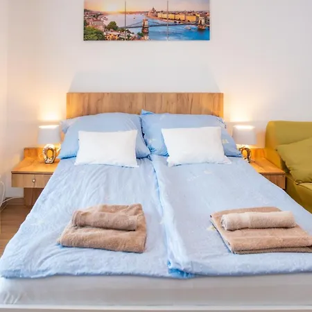 Appartement Sweet , 30sqm Studio, Free Private Parking, Mountain View, Balcony, 20 Min From Downtown Boedapest