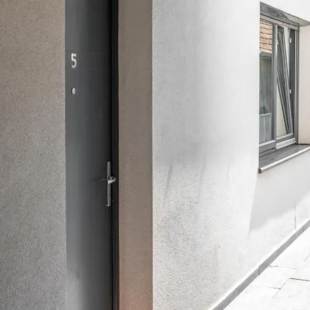 Parliament Luxury Apartment *