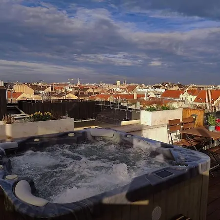 Apartman 360 Panorama • Rooftop Jacuzzi • Downtown Luxury *