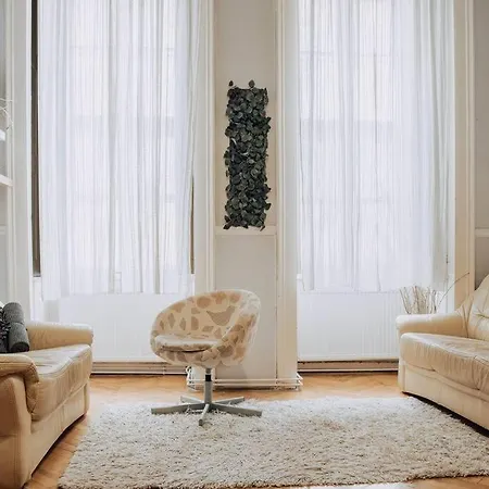 Big In The Centre Apartment