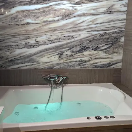 Downtown Designer Apt W Private Spa, Cinema, Balcony, Prime District V *