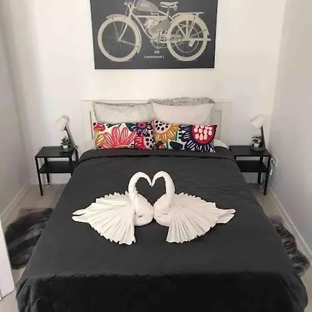 Perfect Location,newly Decorated Modern, Large Place 60 M2, Really Quiet So Have A Good Night Sleep, Ac, Netflix, Smart Tv, High-speed Internet, World Famous New York Cafe Only 10 Minutes Walk Apartman