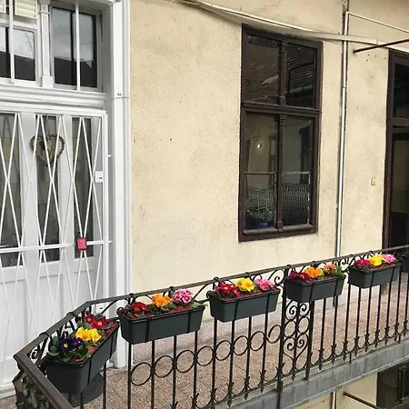Perfect Location,newly Decorated Modern, Large Place 60 M2, Really Quiet So Have A Good Night Sleep, Ac, Netflix, Smart Tv, High-speed Internet, World Famous New York Cafe Only 10 Minutes Walk Apartman *