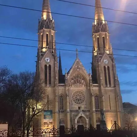 Perfect Location,newly Decorated Modern, Large Place 60 M2, Really Quiet So Have A Good Night Sleep, Ac, Netflix, Smart Tv, High-speed Internet, World Famous New York Cafe Only 10 Minutes Walk Apartman Budapest