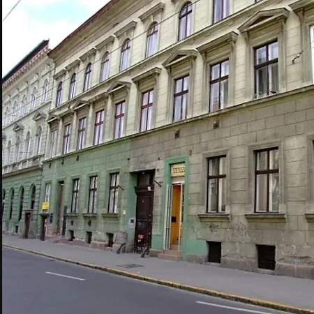Apartman Perfect Location,newly Decorated Modern, Large Place 60 M2, Really Quiet So Have A Good Night Sleep, Ac, Netflix, Smart Tv, High-speed Internet, World Famous New York Cafe Only 10 Minutes Walk
