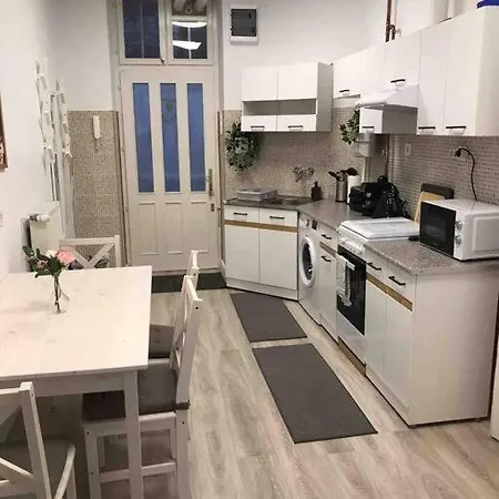 Perfect Location,newly Decorated Modern, Large Place 60 M2, Really Quiet So Have A Good Night Sleep, Ac, Netflix, Smart Tv, High-speed Internet, World Famous New York Cafe Only 10 Minutes Walk Apartman Budapest