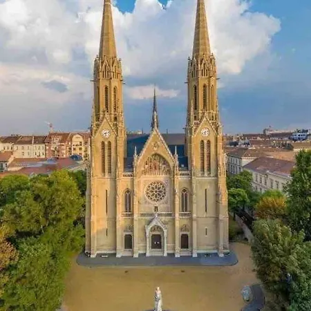Perfect Location,newly Decorated Modern, Large Place 60 M2, Really Quiet So Have A Good Night Sleep, Ac, Netflix, Smart Tv, High-speed Internet, World Famous New York Cafe Only 10 Minutes Walk *