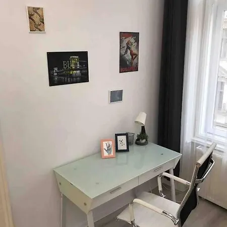 Perfect Location,newly Decorated Modern, Large Place 60 M2, Really Quiet So Have A Good Night Sleep, Ac, Netflix, Smart Tv, High-speed Internet, World Famous New York Cafe Only 10 Minutes Walk * Budapest