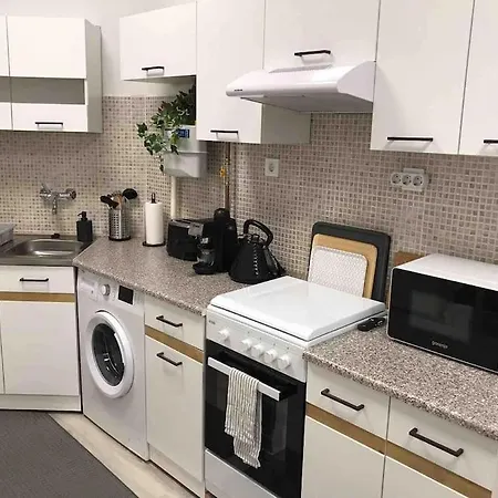 Apartman Perfect Location,newly Decorated Modern, Large Place 60 M2, Really Quiet So Have A Good Night Sleep, Ac, Netflix, Smart Tv, High-speed Internet, World Famous New York Cafe Only 10 Minutes Walk Budapest