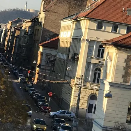 Perfect Location,newly Decorated Modern, Large Place 60 M2, Really Quiet So Have A Good Night Sleep, Ac, Netflix, Smart Tv, High-speed Internet, World Famous New York Cafe Only 10 Minutes Walk Apartman Budapest