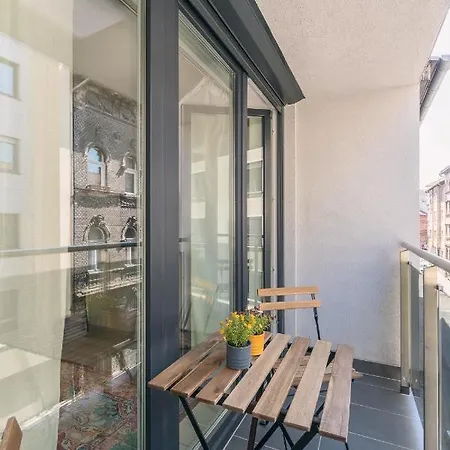 Corvin With Balcony And Ac Apartmán