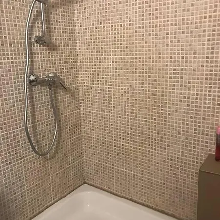 Apartman Perfect Location,newly Decorated Modern, Large Place 60 M2, Really Quiet So Have A Good Night Sleep, Ac, Netflix, Smart Tv, High-speed Internet, World Famous New York Cafe Only 10 Minutes Walk Budapest