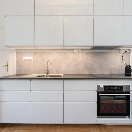 Classical With A Modern Touch! Apartment